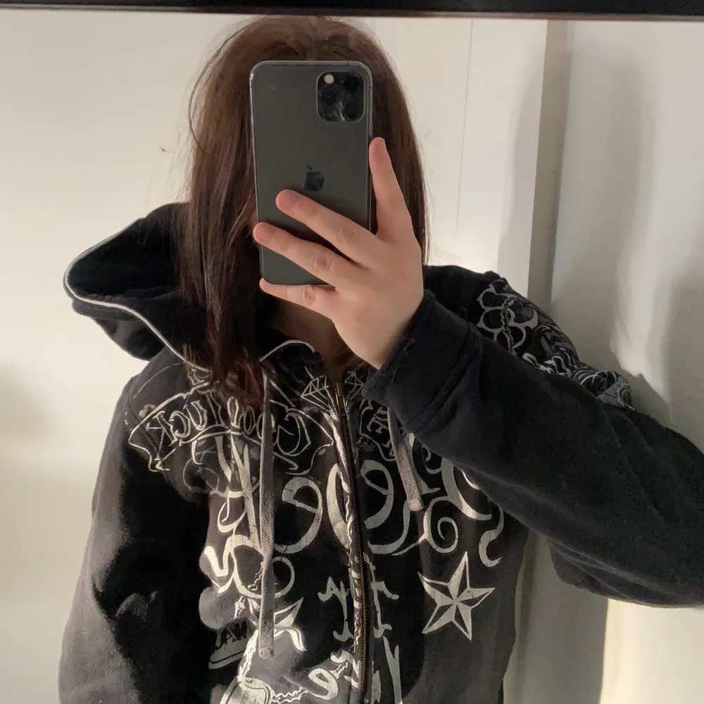 En jättesnygg svart hoodie med dragkedja från märket wax i storlek S! 😍Sitter snyggt oversized! Får inte plats med alla detaljer på bilderna så skriv för fler bilder! Säljer för 200 men pris går att diskutera! Hör av er!🙏🏽🙏🏽💞💞. Tröjor & Koftor.