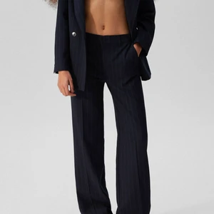 Kostymbyxor pull&bear - Intressekoll på dessa randiga kostymbyxor från pull&bear i storlek xs. Slutsålda på hemsidan! Aldrig använda med prislapp kvar.