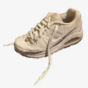 Nike Air Max 90 - OBS liten i storlek. Stl 38 men passar mig som har 36 och 37. Nypris 1199kr. (Kommer ej till användning) Möts upp i Stockholm och tar bara emot kontanter☺️💕