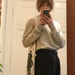 Samsøe Samsøe tröja - Varm och mjuk tröja från Samsøe Samsøe! Mycket bra skick, men två mindre hål (se min nagel för storleksreferens). Kontakta mig vid frågor :)