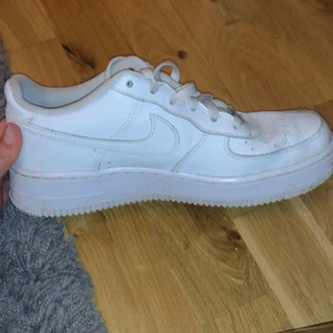 Air force 1 - Air force 1 i storlek 38,5 som är för stora för mig, har inte heller tvättat dem på bilden och kan såklart göra det innan ja säljer dem. Dessa kommer ej t användning då dom som sagt är för stora därför är dem också ganska Creasade då det oftast blir mer när dem är stora då man måste knyta hårdare. Har lagt ett pris bara de går att diskutera 