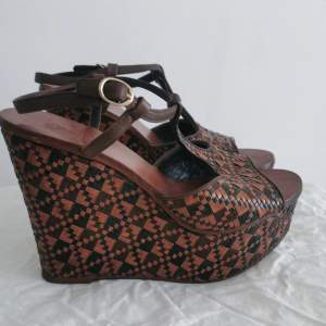Selling these beauties🦋 Sandaler med wedge heel, brun och grönt lädermaterial + guldspänne. Storlek: 38 / 39 (liten passform) 