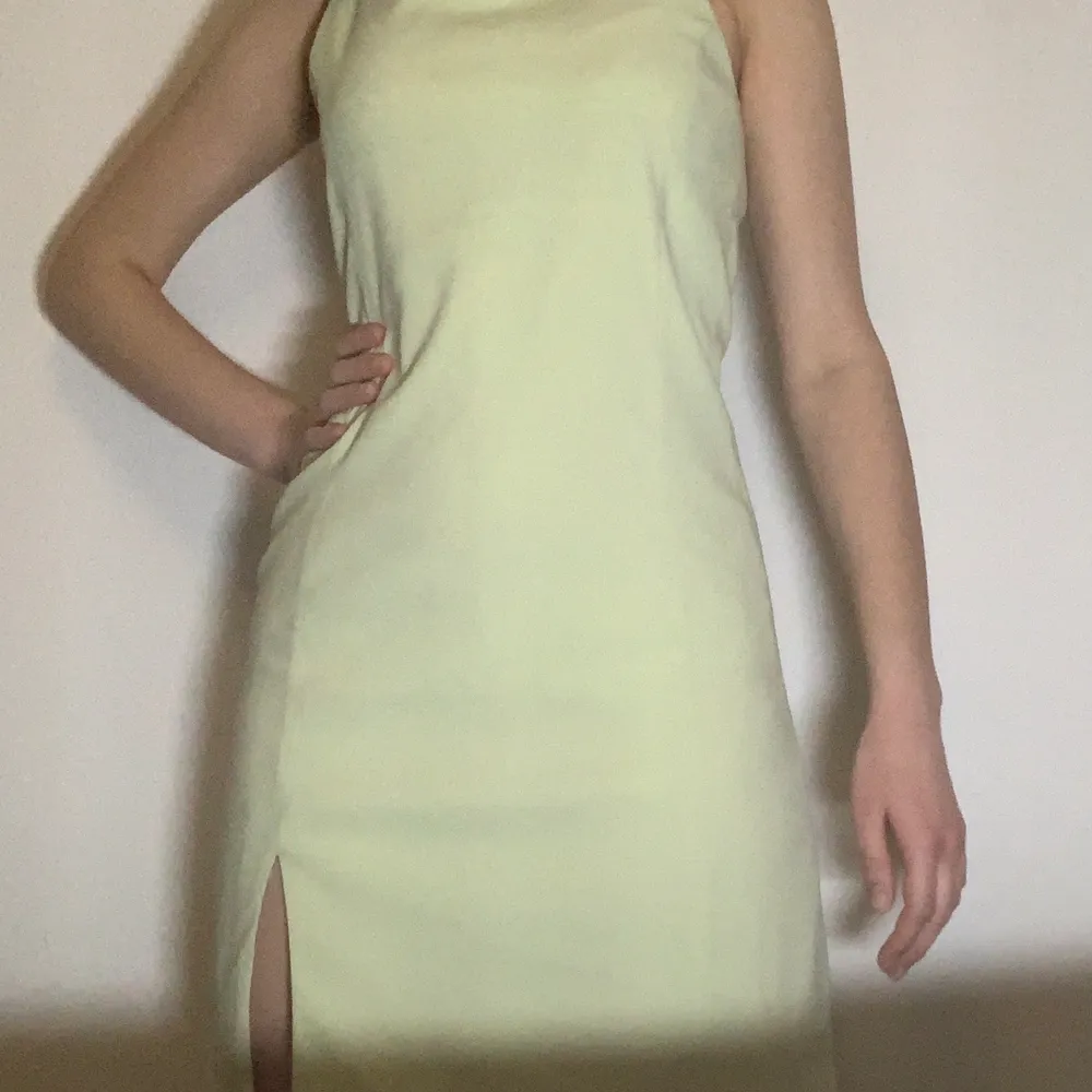 Supersöt pastellgrön klänning som är för stor för mig, oanvänd. Passar storlek M-L. Klänningar.
