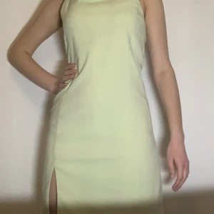 Grön klänning strl M/L - Supersöt pastellgrön klänning som är för stor för mig, oanvänd. Passar storlek M-L