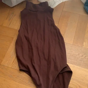 Zara  - Body ifrån zara köpt förra sommaren har ej använt den har ba varit i min gaderob i månader 