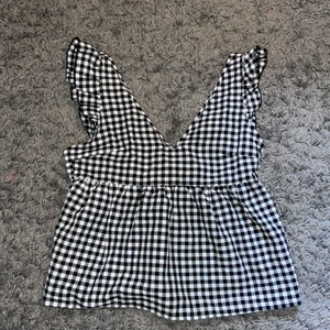 Sommartopp  - Så så gullig sommartopp, som tyvärr var för stor för mig:( den är alltså endast provad. Den är i storlek XS men den passar nog mer en S🌸 Man knyter även där bak så man kan själv reglera hur hårt/löst den ska sitta💕