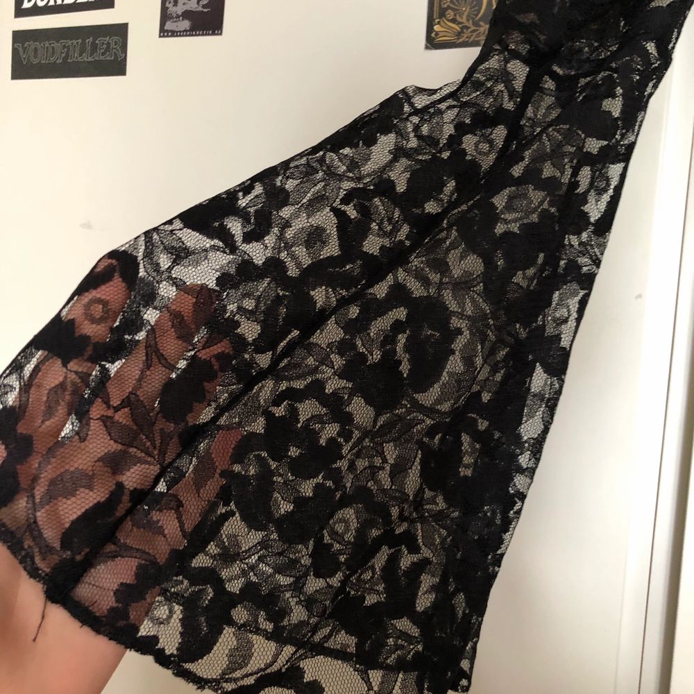 Köpte denna fantastiska gotiska klänning, tyvärr var den förstor vid bysten då kan har en väldigt liten sådan. Armarna är i spets och resterande är i velour med undantag över bysten där det är både spets och snörnings detaljer. . Klänningar.