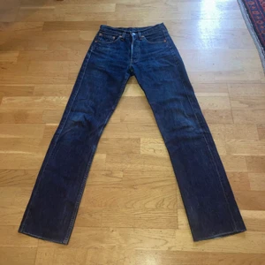 Levis 501 / Levi’s 501 - Ett par Levi’s 501 i fin, mörkblå färg. Strl: 27:34. Ej modern modell med smala ben, utan ett vintage par med raka ben. Meddela gärna om ni har frågor gällande exempelvis mått eller storlek, så hör jag av mig direkt. ☺️