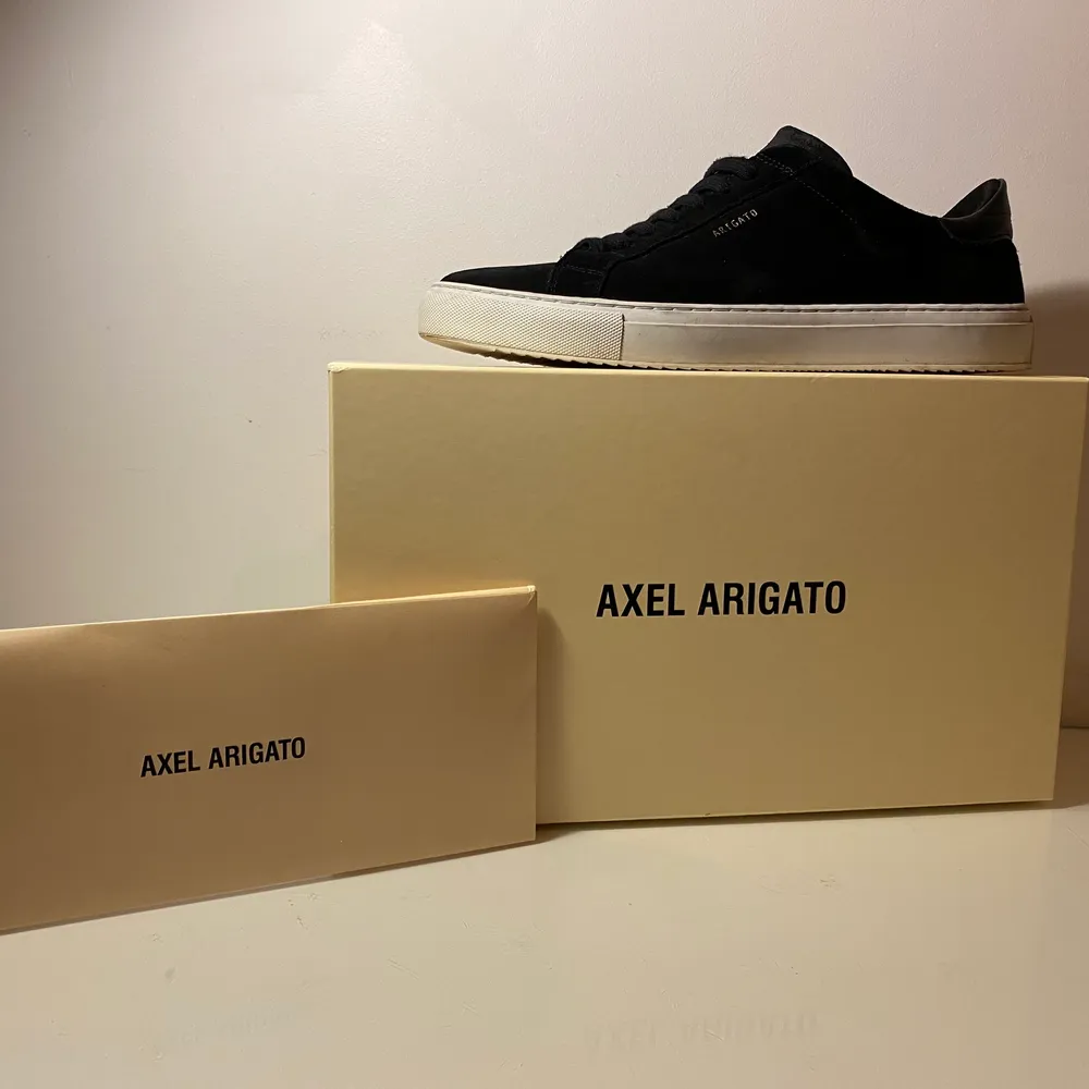 Et par Axel arigato skor i väldigt bra skick inte slitna på några ställen box ingår och allt från original boxen. Säljer pga att dem är för små för mig. Skriv om du har frågor.. Skor.