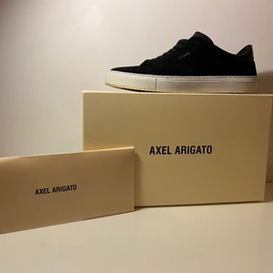 Axel Arigato - Et par Axel arigato skor i väldigt bra skick inte slitna på några ställen box ingår och allt från original boxen. Säljer pga att dem är för små för mig. Skriv om du har frågor.
