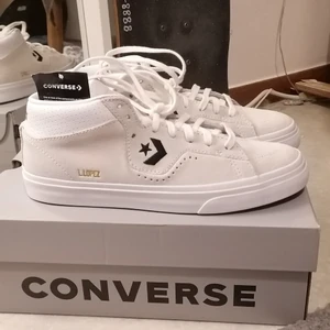 Converse cons Louie Lopez Pro - Helt oanvända och nya converse, endast testade. Köptes originalt för 990 kr men säljs för 800kr, säljs för dom var för små. Eftersom att skorna är gjorda för skateboarding är dom hållbara och bekväma. Original box tillkommer 💓
