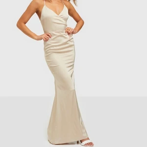 Balklänning - Säljer denna superfina klänningen från Nelly, den är i storlek 34. Endast använd en gång, i nyskick!