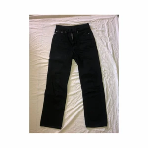 Jeans från weekday - Namn: rowe extra hight waiste. Kålavart färg. Använd ett fåtal gånger men vuxit ur dom (kan derför inte visa dom på) staight legged model. Lägg bud (pris kan diskuteras) nypris: 500