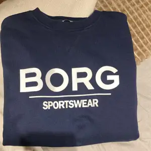Super fin marinblå Björn Borg tröjja, nästan helt ny & ändast använd 2 gånger om jag ej mins fel 