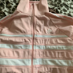 adidas kofta retro - super fint skick, passar S och M. Mötes i majorna eller fraktar. Tar swish och kontant. 