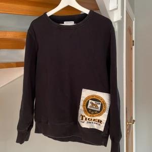 Tiger of Sweden svart sweatshirt  - Detta plagg är från Toger of Sweden och har sitt namn Darack Sweatshirt. Plaggets färg är lite urtvättad och lime nopprig. Plagget är lite oversized. 