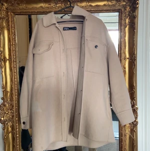 Zara kappa - Jag säljer denna jätte fina vår jacka från Zara, med fickor på brösten och vanliga fram fickor, beige. köptes för 600. Xs men passar s/m