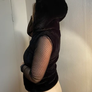 Pälsväst svart - Svart pälsväst från only, storlek S men passar även en M. Väldigt fint skick! Perfekt nu inför våren🤩