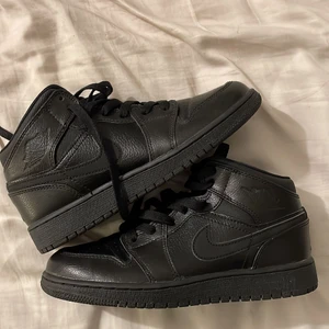 air jordans 1 mid - SOM NYA, och självklart äkta 💕 säljer mina fina jordans som är väldigt stilrena 🤍 Orginalpris 1 345