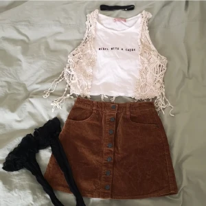 Pull&Bear croptop strl S - Rebel with a cause broderat i vinrött. Från Pull&Bear, passar XS-S. 