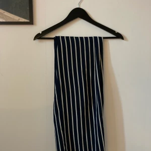 Randiga byxor  - Det här har varit mina favoritbyxor i flera år, men som nu inte är min stil längre tyvärr. De är mörkblåa med vita ränder och resår baktill. Trotts att det är använda mycket så är de i bra skick. De är väldigt tunna i tyget, vilket gör dom väldigt sköna på sommaren. Tyvärr har jag klippt bort lappen, men tror storleken är S på dom, samt att det är nog köpta på hm eller bikbok.✨