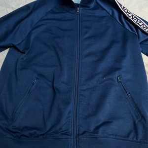 Zip tröja - Zip up tröja med färgat tryck längs armarna, köpt på carlings.                                                                               Skick: använd 7/10