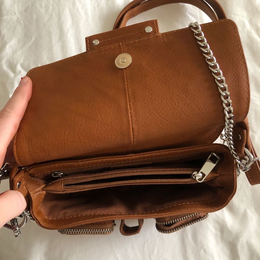 En helt oanvänd brun skinnväska från Nunoo bags. Säljer billigt då jag bara vill bli av med den💕 Skriv meddelande för fler bilder! Den är såå fin nu till våren!. Väskor.