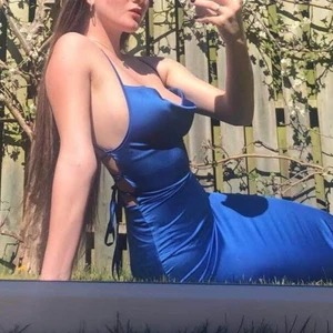 Blå tajt klänning - Blå glansig långklänning med snörning i ryggen. Framhäver ens kroppsform och byst (!!) en fin lugn blå färg. (obs gammal bild, använd fåtal gånger)