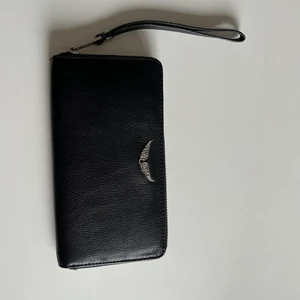 Zadig & Voltaire plånbok - Säljer nu min Zadig plånbok, den är använd men i mycket bra skick. Nypris 1700kr. 