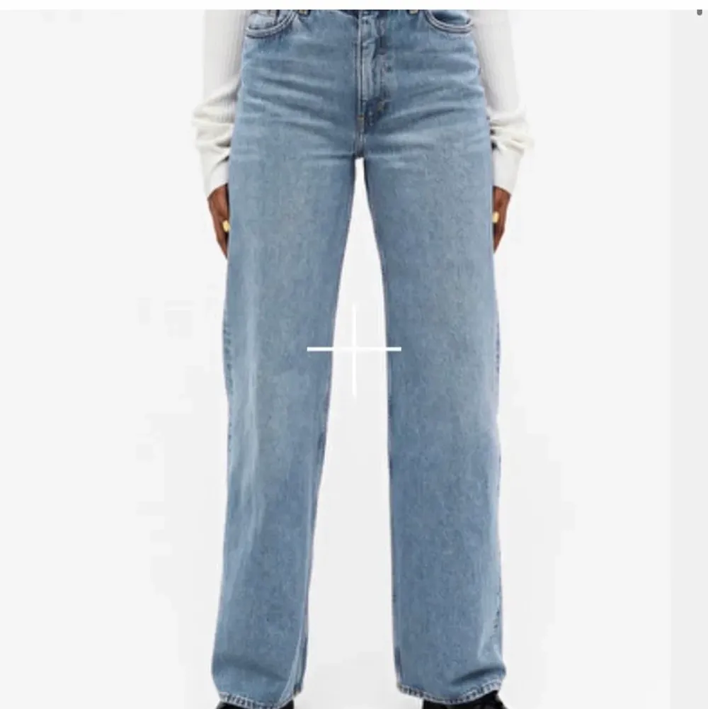 Yoko jeans från Monki köpta för 400kr. I bra skick med lättare slitningar. Passar någon som är S och cirka 170 lång. . Jeans & Byxor.