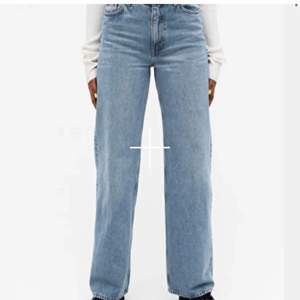 Yoko jeans från Monki köpta för 400kr. I bra skick med lättare slitningar. Passar någon som är S och cirka 170 lång. 