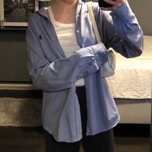 Vintage Raulph Lauren skjorta - Säljer en supersnygg skjorta från Ralph Lauren i herrstorlek. Sitter fint oversized på mig som brukar ha storlek xs. Passar jättebra till ett par jeans! 💕 Köpare står för frakt