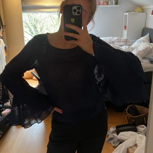 Nelly fest topp - Säljer denna mörkblåa blusen. Jättefint skick, lapparna sitter kvar då jag inte använt den pga att den var lite genomskinlig för min smak! Köpt för 399 och säljer för 100kr 