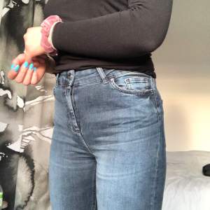 Mörkblå/grå highwaist tighta jeans från Karve. De sitter jätteskönt. De två första bilderna visar färgen bäst. Storlek S. Skriv för frågor!