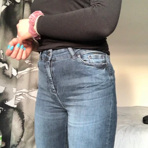 Jeans från Karve strl S - Mörkblå/grå highwaist tighta jeans från Karve. De sitter jätteskönt. De två första bilderna visar färgen bäst. Storlek S. Skriv för frågor!