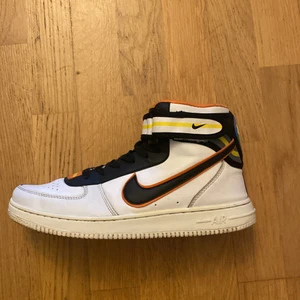 Nike skor herrskor  - Säljer ett par nästan helt nya Nike skor i skostorlek 40. Använda kanske 4 gånger. Jätte snygga och passar med allt. Det är bara att skriva för fler bilder!