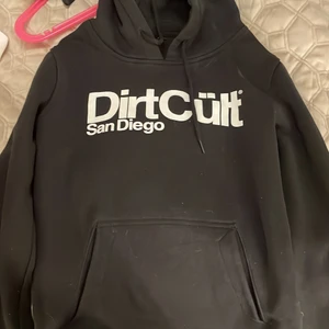  Hoodie  - En svart dirtcult Hoodie knappt använd och den är i bra skick
