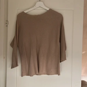 Beige ribbad tröja  - Lite kortare ärmar. Köpare står för eventuell frakt 🥰🥳