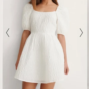 Söker - Säker denna klänningen från nakd helst i 32 men 34 borde funka 🥰