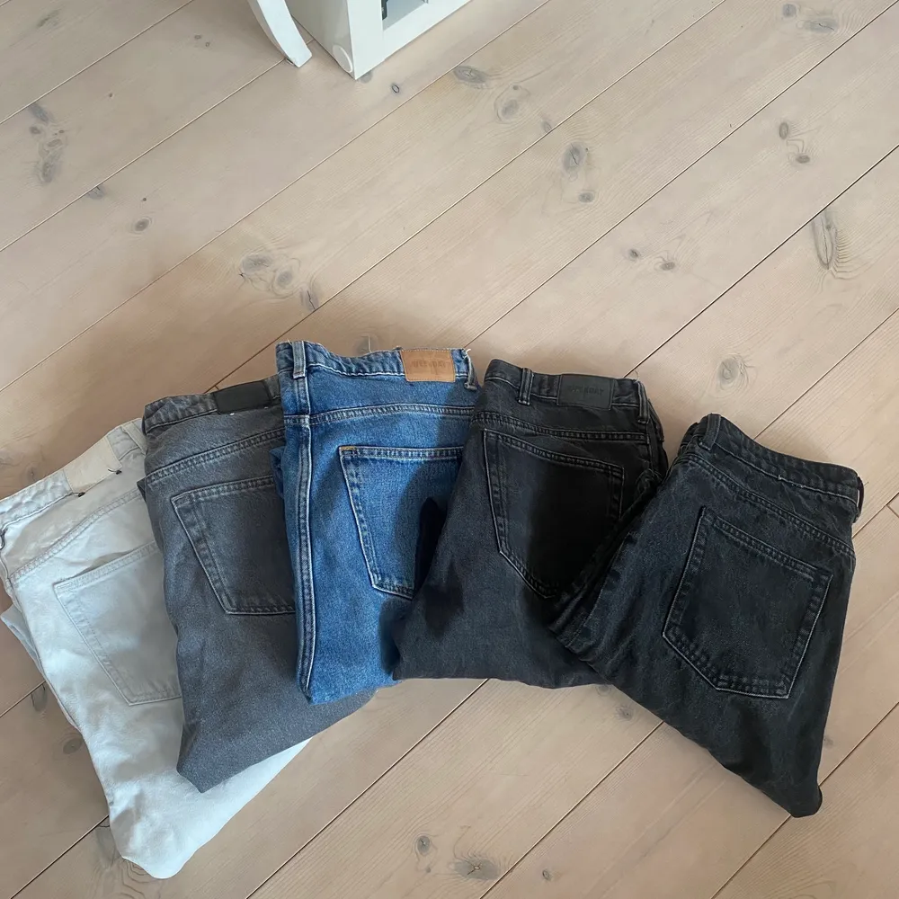 Säljer mina weekday jeans då den tyvärr inte kommer till användning längre. Alla för 150, lite olika modeller men inköpspriset ligger på runt 500. Jag har vanligtvis storlek M/L, 40-44 i jeans beroende på butiker och modeller. Dessa har blivit lite små för mig då jag gillar när jeans sitter lite lösare. Frakt tillkommer.. Jeans & Byxor.