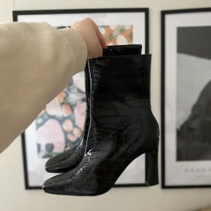 Boots med klack - Boots med klack från gina (slutsålda).För små för mig:(( Nypris 549 kr