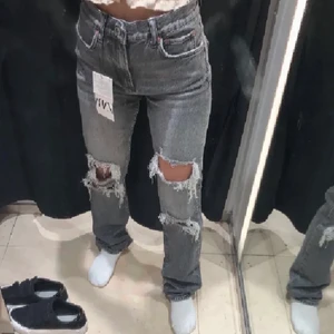 Zara jeans - Säljer mina trendiga zara jeans, köpte från en tjej här på plick, men dom passade tyvärr inte mig, snabb affär prioriteras!!❤️‍🔥❤️‍🔥