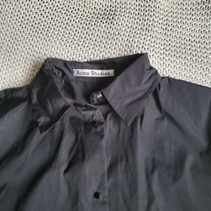 Skjorta från acne studios - En skjorta med intressant passform från acne studios i svart nylontyg. Skriv för fler bilder :)