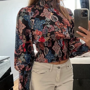 Tröja - En jätte fin tröja från GinaTricot med krage och lite ballong ärm. Sitter tajt rund magen och blir lite puffigare högre upp, använt kanske 1 gång. Storlek 34.