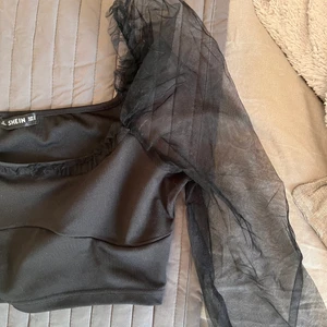 Svart topp - Svart topp med genomskinliga ärmar. Supersnygg till sommaren! Från new yourker i stocken S. 