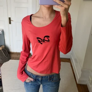 Topp - Dolce&gabbana topp. Förmodligen ej äkta. Färgen är inte orange utan mer korallfärgad. Mkt fint skick