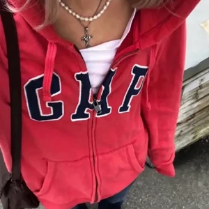 Hoodie - Kör en INTRESSEKONTROLL på min älskade GAP zip-up hoodie som passar perfekt nu under våren!!😍☀️ Kom med bud privat och kommer endast att sälja vid bra bud. Vid frågor eller vid direkt köp så är det bara att kontakta mig privat!❤️
