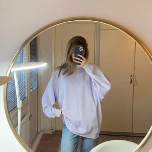 Sweatshirt Pastell lila Zara - Säljer denna sweatshirt i otroligt bra och varm material från Zara. Har använt den en enda gång så den är som ny. Den är oversized och gosig i modellen. Storlek M. Hör av er vid frågor💗