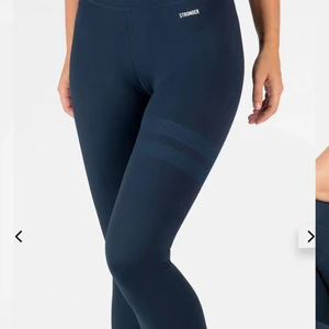Signature tights från stronger storlek S - Stronger träningstights i storlek S marinblå. Säljer för att de är för stora för mig, använda fåtal gånger. Nypris 699kr, just nu slut i lager. Säljer för 280kr inklusive frakt.