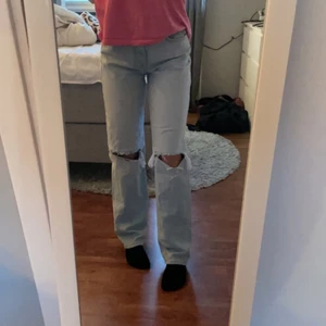 90s high waist jeans strl 34 - Säljer ett par blåa jeans från Gina tricot. Dom heter ”90s high waist jeans” och finns inte längre i sortimentet. Jätte fina, som nya och sköna. Strl 34💎